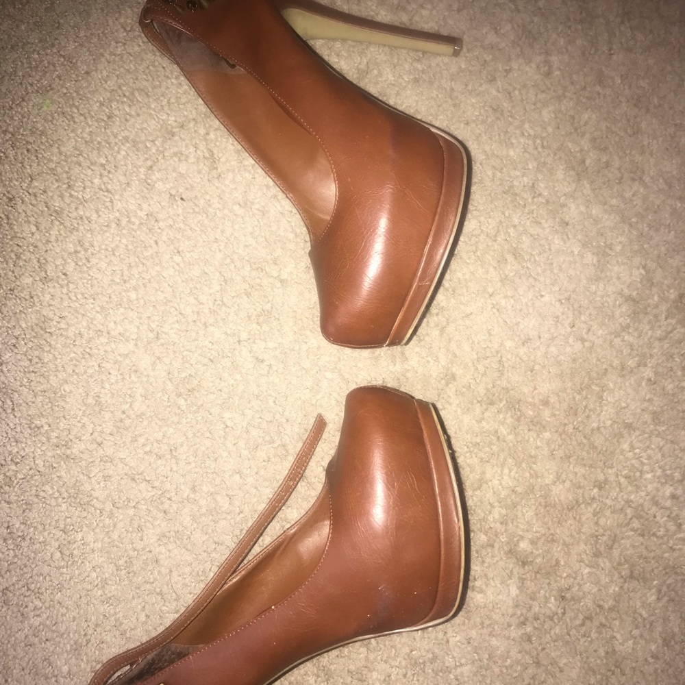Beautiful shoes. I just no longer wear them. - Picture 3 of 6